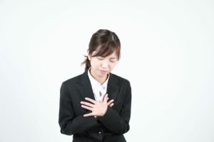 女性　ビジネス　スーツ　苦痛