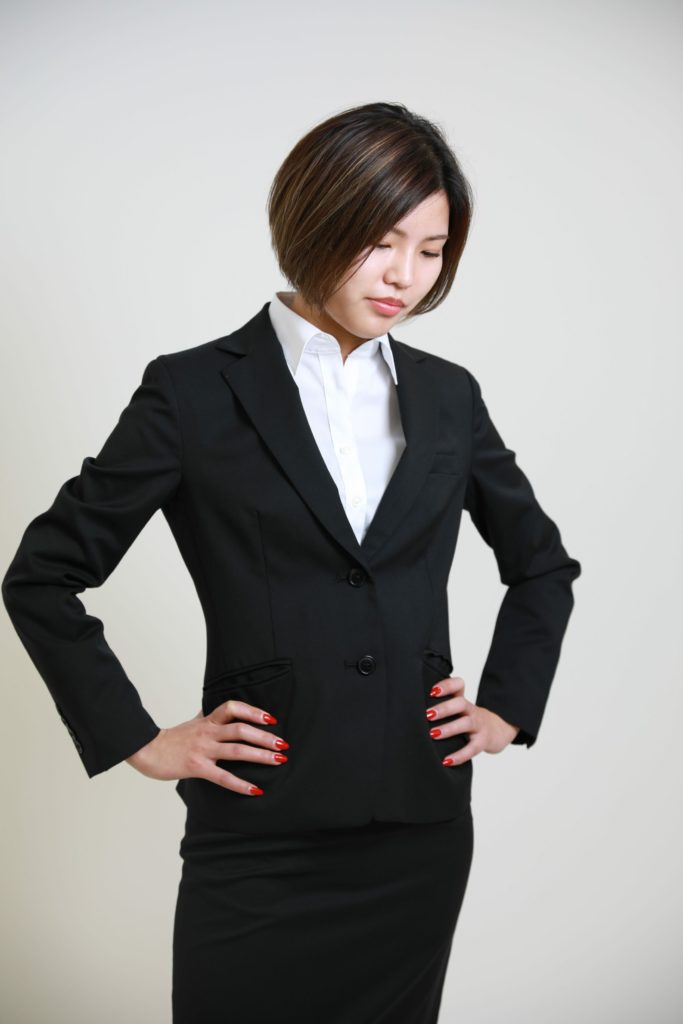 女性　ビジネス　スーツ　黄昏