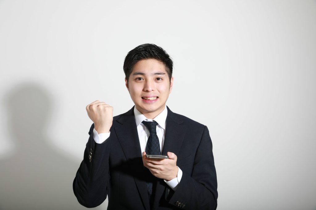 男性 ビジネス スーツ ガッツポーズ の無料写真素材 フォトグリード