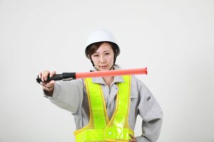 女性　ビジネス　建設工事現場　誘導