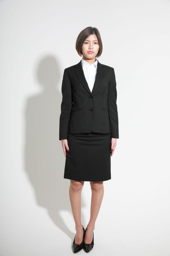 女性　ビジネス　スーツ　直立